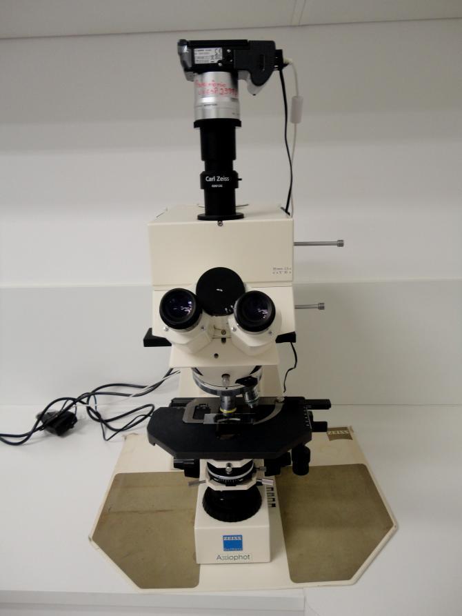 25 Figura 18 Microscópio Axiophot (Zeiss), empregado para análise em microscopia óptica, sob luz polarizada.