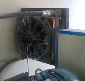 a b c Figura 11: a) Radiadores hidráulicos com ventilação forçada. b) Máquina de limpeza de cadinhos (Maberly). c) Sistema de refrigeração com descarte de água.