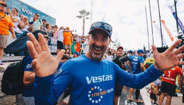 Volvo Ocean Race Programa Educativo TÓPICO 4 Todos a bordo! O Damian Foxall é marinheiro e Gestor de Sustentabilidade da equipa Vestas 11th Hour Racing, que está a competir na edição de 2017-2018.