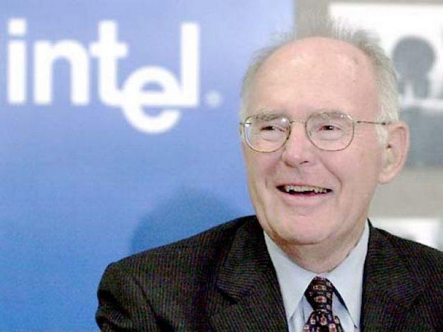 Introdução Lei de Moore Em 1965 o fundador da Intel formulou a seguinte conjectura, designada por lei de Moore: O número de transístores num chip