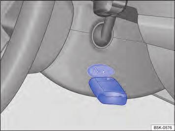 Se a chave do veículo for retirada do cilindro da ignição, o bloqueio da direção poderá se engatar e poderá não ser mais possível manobrar o veículo.