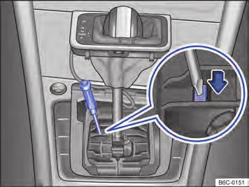 Ao parar num aclive com uma posição de marcha engatada, o veículo precisa sempre ser impedido de movimentar-se, pisando no pedal do freio ou acionando o freio de estacionamento.