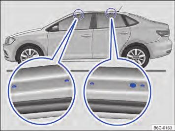 Ao transportar objetos pesados ou grandes no bagageiro do teto, as características de condução do veículo se alteram em razão do deslocamento do centro de gravidade e do aumento da superfície de
