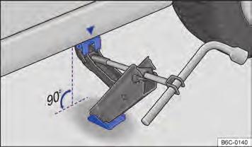 Soltar os parafusos da roda Encaixar a chave de roda no parafuso da roda até o batente Fig. 165.