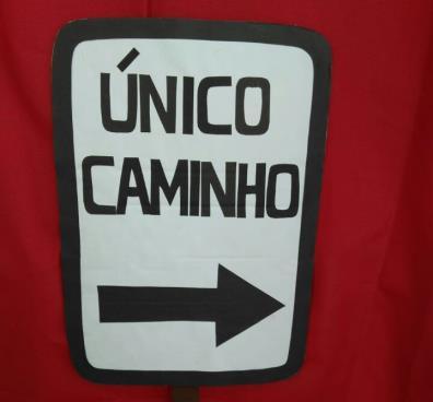 não sabem qual é o caminho certo. Segunda placa: A Bíblia diz que nos devemos seguir um único caminho, e sabem qual caminho é esse? Jesus.