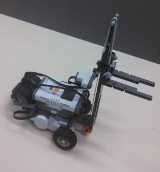 MATERIAIS E MÉTODOS Para a elaboração da empilhadeira foi utilizado o kit Lego Mindstorms Education 9797, todos os passos de montagem do referido robô foram elaborados em um manual desenvolvido no
