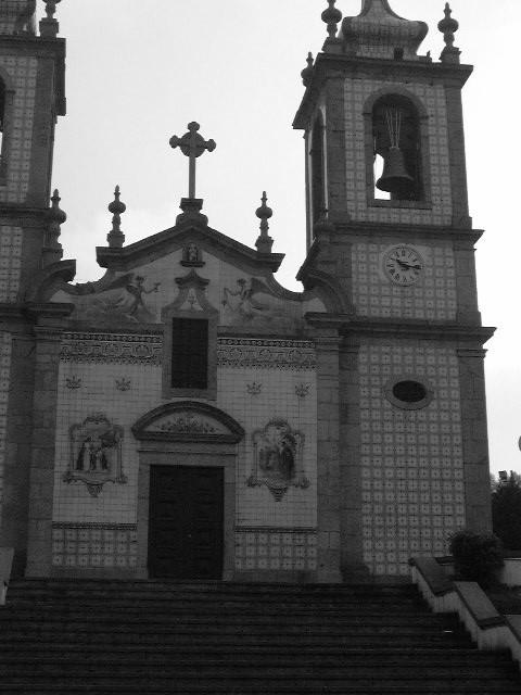 IGREJA DE SÃO SALVADOR R14 FOTO-REFERÊNCIA 296 Avenida da Igreja Igreja Folgosa A capela encontra-se num gaveto, confrontando com