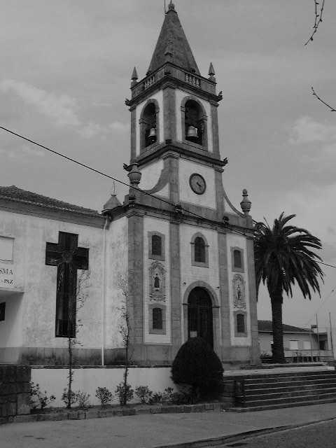 IGREJA MATRIZ DE SÃO ROMÃO R25 FOTO-REFERÊNCIA 183 Largo da Igreja Carvalhal Vermoim Periurbano, precedido por escadaria adossada, em destaque pela proporção e elevação que lhe é conferida pelo