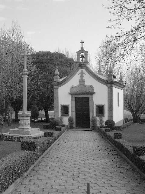 CAPELA DO SENHOR DOS AMARRADOS E CRUZEIRO R28 FOTO-REFERÊNCIA 238 da Igreja Barreiros Maia Urbano, isolado, separado por jardim e nas imediações da Igreja Paroquial da