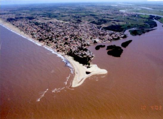 O litoral de Atafona vem por décadas sofrendo com um intenso processo erosivo, onde 14 quadras e mais de 180 casas já foram destruídas pela ação das ondas.