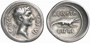 globo demonstra que a Vitória tem o domínio do mundo. Em outra moeda (RIC I.256), emitida entre 30 e 27 a.c. é o próprio Otávio quem aparece pisando o globo.