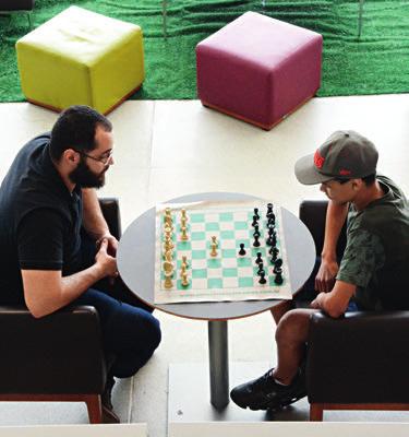 JOGOS PARA TODOS! Oficina de xadrez. Os participantes aprendem as regras, os movimentos das peças e algumas táticas, além de disputar partidas.