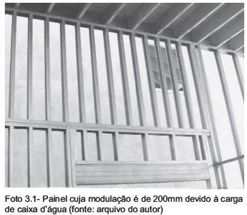 s s Os painéis no sistema LSF compõem as paredes e funcionam como o sistema estrutural Podem ser estruturais/auto-portantes ou não estruturais s s estruturais / auto-portantes estruturais /