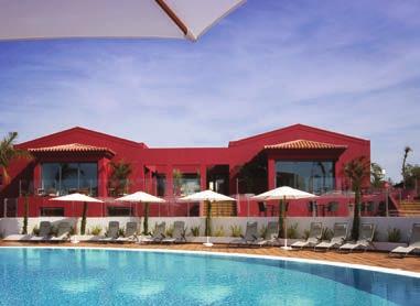 No resort poderá usufruir de um exclusivo Clubhouse com restaurante, bar com terraço al fresco e piscina