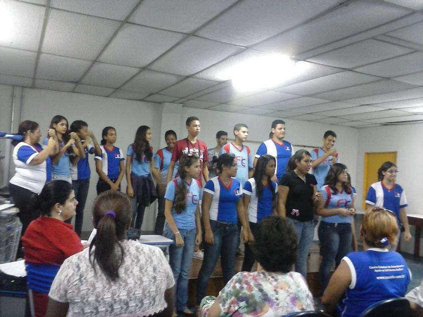 Em destaque duas estudantes surdas atuando como monitoras da oficina.