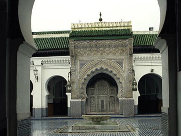 Universidades no mundo Universidade de Al-Karaouine Crédito: Wikimedia Commons Localizada em Fes, no Marrocos, surgiu como uma Madrasah, fundada em 859 d.c. por Fatima al-fihri (sim, uma mulher!