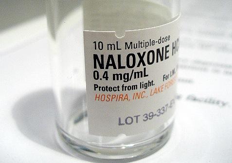 CLORIDRATO DE NALOXONE Também conhecido como Narcan, é um antagonista dos opióides. Essa droga reverte a depressão respiratória induzida por uma variedade de opióides.
