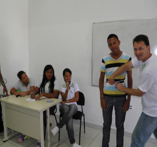 Figura 01. Avaliação Biométrica com adolescentes do IFAL Campus Maragogi juntamente com o coordenador, voluntários e a bolsista do projeto.
