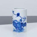 778 PEQUENA JARRA Em porcelana da China, decoração policroma com motivos florais, pássaro e