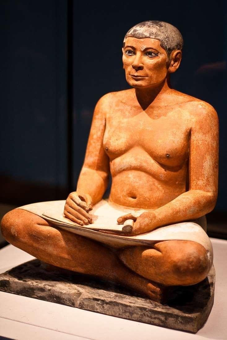Escultura: Esculturas de figuras humanas e sagradas; Utilizavam diversos materiais, inclusive usavam cristais