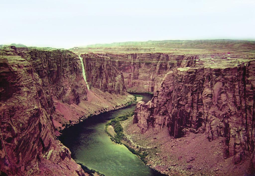 Fig. 2.22 O Royal Gorge é um cânion no rio Arkansas, perto de Canon City, Colorado (EUA). O rio corta rochas claras ígneas (granitos) que podem ser observadas expostas nas escarpas.