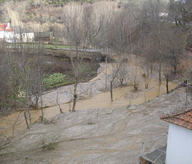 Local: P4 (aldeia do Portelo) Estado: Perturbado Sinais: deposição