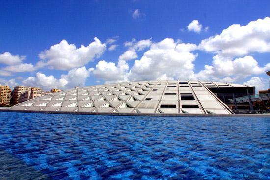 Na vista frontal da biblioteca é possível ver o mar e o planetário que também pertence a