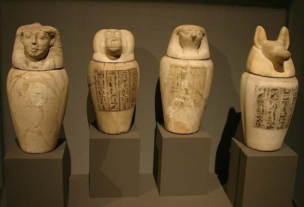 mumificação. O busto de Nefertiti é um busto feito de calcário com cerca de 3.