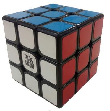 INTRODUÇÃO O Cubo Mágico, também conhecido como Cubo de Rubik, é um brinquedo da década de 70, um quebra cabeça mecânico tridimensional como o nome mesmo diz, o brinquedo apresenta a forma espacial