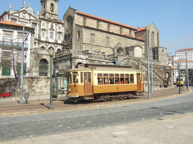 Cruzeiro no rio Douro até Peso da Régua para almoço e visita ao Museu do Douro onde poderá aprender mais sobre