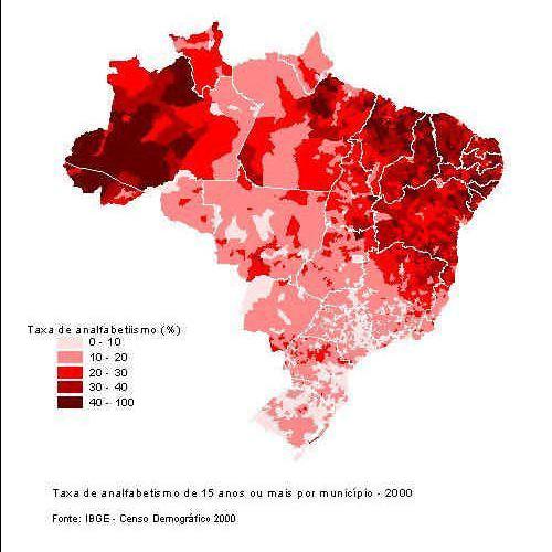 O Brasil concentra 40% das pessoas analfabetas ou com baixa escolaridade da América Latina Em 2007, 10% da população de 15 anos ou mais 14,1 milhões de pessoas não sabiam ler ou escrever.