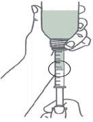 Encha a seringa com o líquido, puxando o êmbolo até a marca da