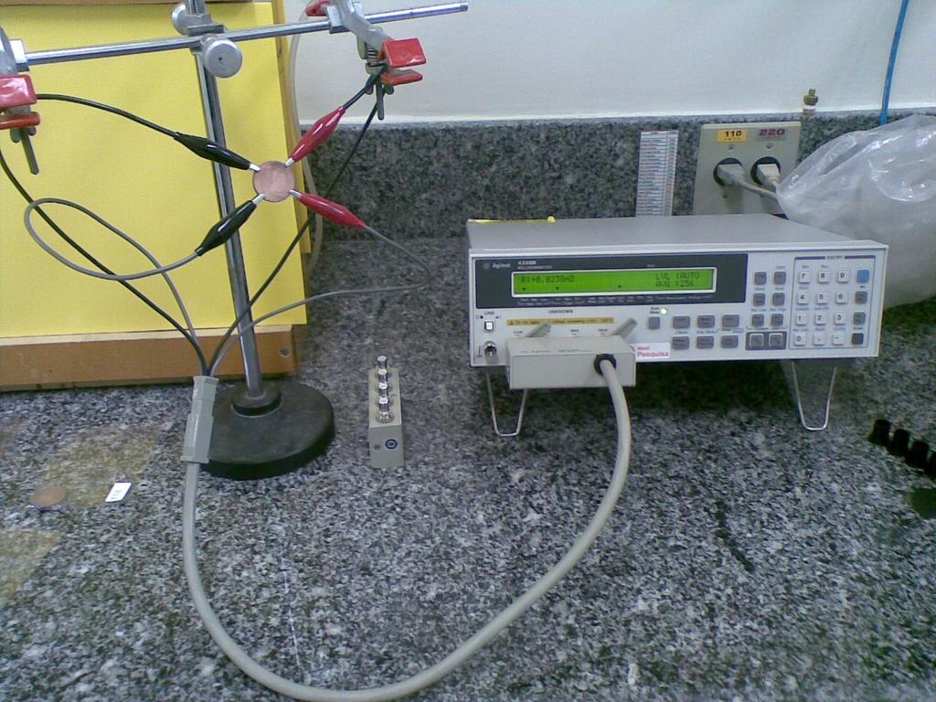 VII Jornada de Iniciação Científica - 2011 condutividade elétrica. Para os testes de dureza empregou-se microdureza Vickers (carga de 0,1 kg) nas amostras em razão de suas dimensões.