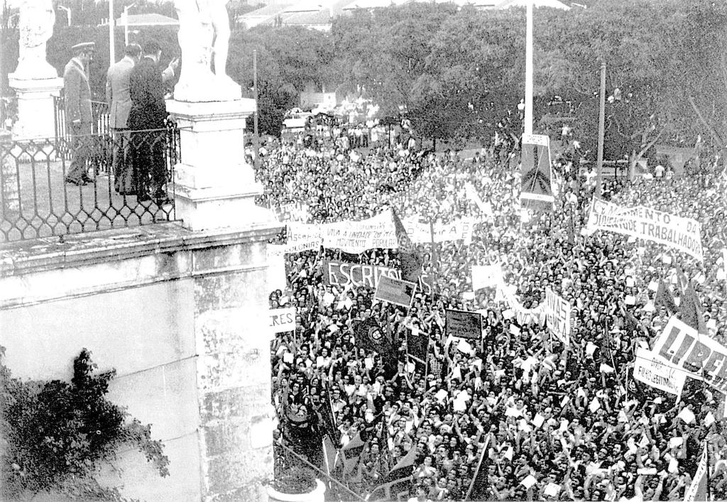 GRUPO II PORTUGAL, A EUROPA E O MUNDO NAS ÚLTIMAS DÉCADAS DO SÉCULO XX Este grupo baseia-se na análise dos seguintes documentos: Doc. 1 Manifestação frente ao Palácio de Belém (1974) Doc.