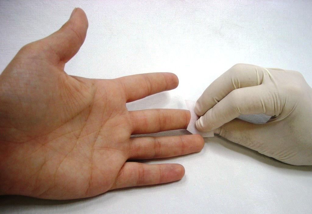 Use o dedo médio ou anular da mão nãodominante.