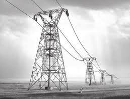 QUESTÃO 13 Para transmitir energia elétrica produzida nas usinas, são utilizadas grandes torres de transmissão como as mostradas na figura.