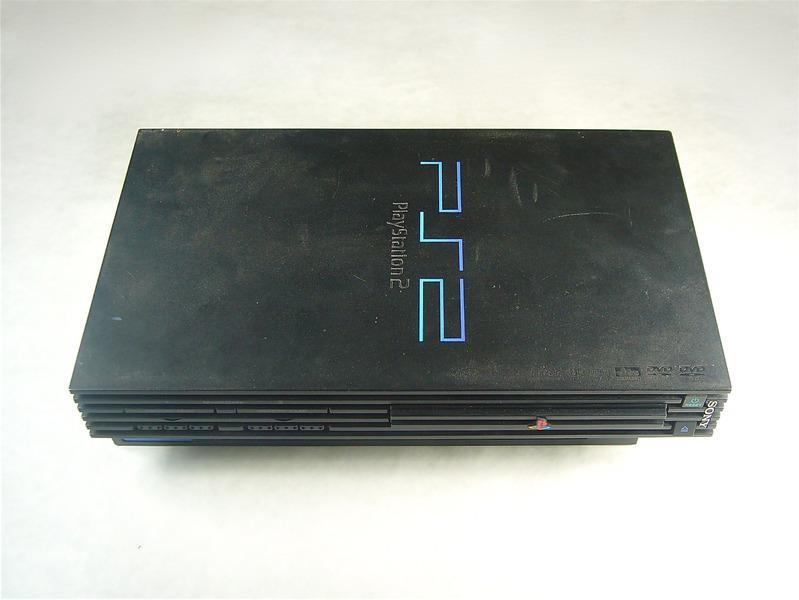 Passo 1 Tampa superior Virar o PlayStation 2 mais para que ela estabelece com a