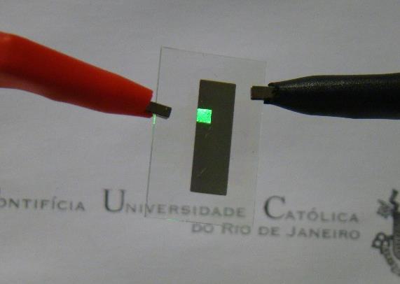 eletroluminescência para ambos os dispositivos.