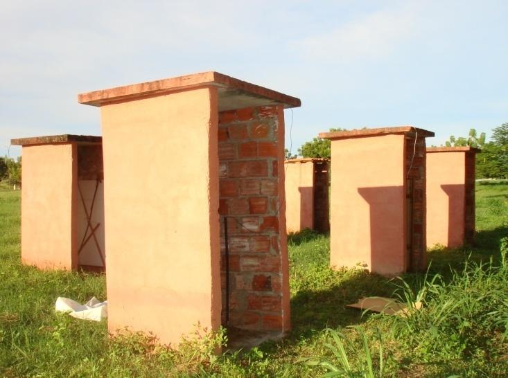 VEDAÇÃO EXTERNA TRANSMITÂNCIA TÉRMICA (W/mK) ATRASO TÉRMICO (horas) FATOR SOLAR (%) Paredes pesadas U 2,20 φ 6,5 FSo 3,5 Coberturas pesadas U 2,00 U 2,20 FSo 6,5 Fonte: ABNT - NBR 15220 2.