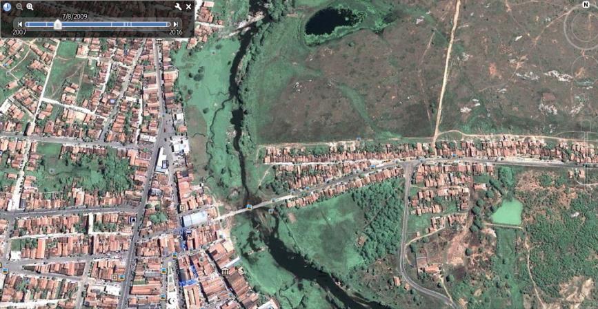 Figura 07: Vista da cidade de Pau dos Ferros em 2017 Fonte: Google Earth Consideramos a área mínima de 50m de distância do rio para construção, medida prevista na resolução nº303/202 do CONAMA que