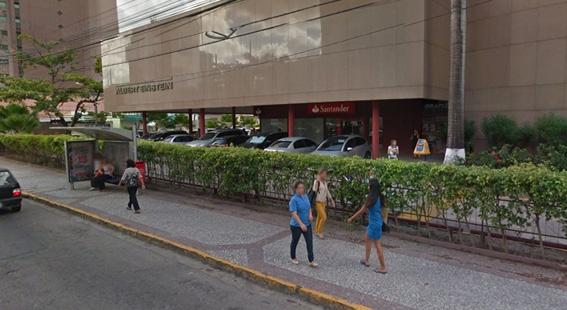 Assaltantes levam armas de vigilantes de banco no Centro do Recife Ocorrência foi registrada no momento da abertura do Santander da Ilha do Leite, na manhã desta segunda (31).