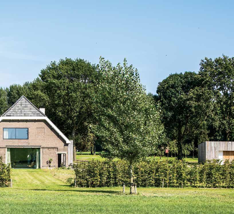 Esta antiga fazenda na área rural de Utrecht, na Holanda, foi transformada em uma casa moderna, mesclando o antigo e o novo em uma composição que valoriza a integração com a natureza.