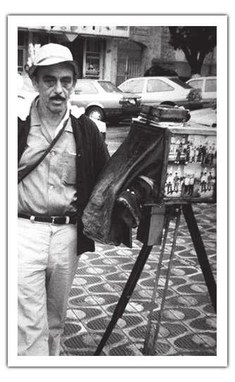 ~ OS Guardioes da Santa O fotógrafo Careca e sua máquina lambe-lambe em 1992 Tudo pronto, o freguês tinha em mãos a fotografia.