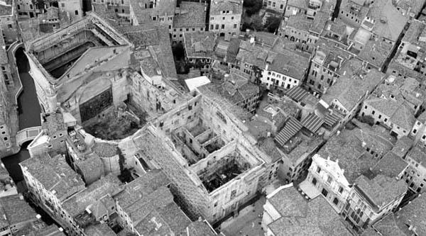 Essa é a situação que envolve o La Fenice de Veneza que, em 1996, sofre um incêndio doloso devastador o segundo de sua história, o primeiro tinha ocorrido em 1837.
