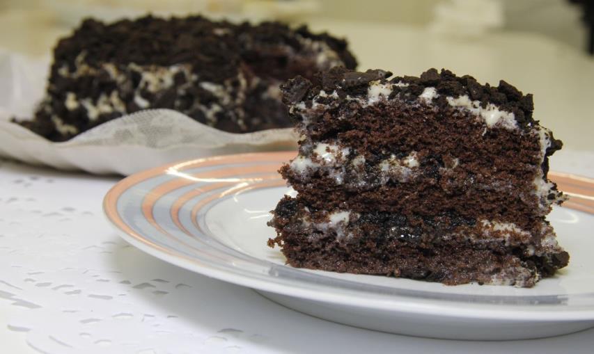 COOKIES 2205 Massa de bolo de chocolate recheada e coberto com creme à base de leite condensado e bolacha negresco.