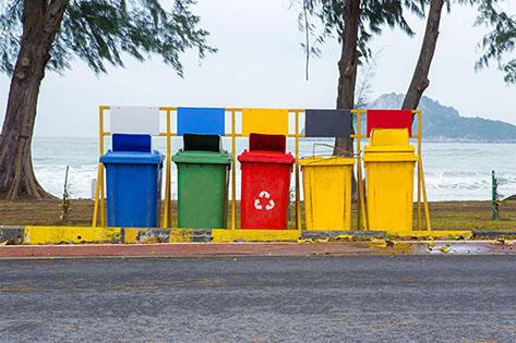 Figura 5 - Pontos de entrega voluntária Fonte: Weerastudio / Shutterstock A coleta porta a porta é executada por um prestador do serviço público de limpeza e manejo dos resíduos sólidos ou por