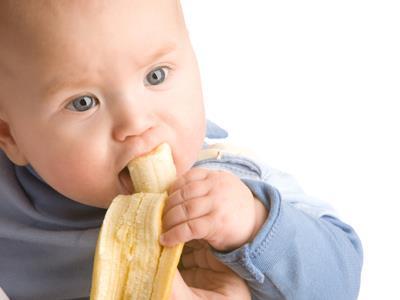 Em lactentes, anotar o período de introdução da dieta de