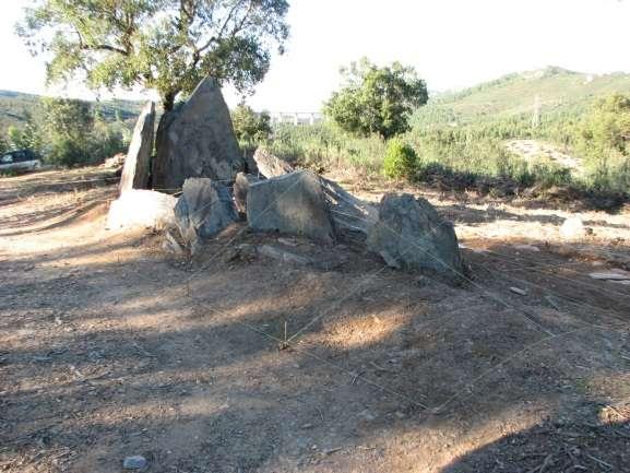 caminho rural que também marcava o limite entre duas propriedades constituía factor de risco para a conservação deste monumento.