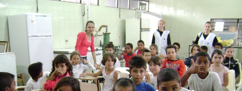 Na Figura 2 os alunos estão sendo orientados com relação às metodologias das aulas práticas ministradas no Núcleo de Tecnologia de