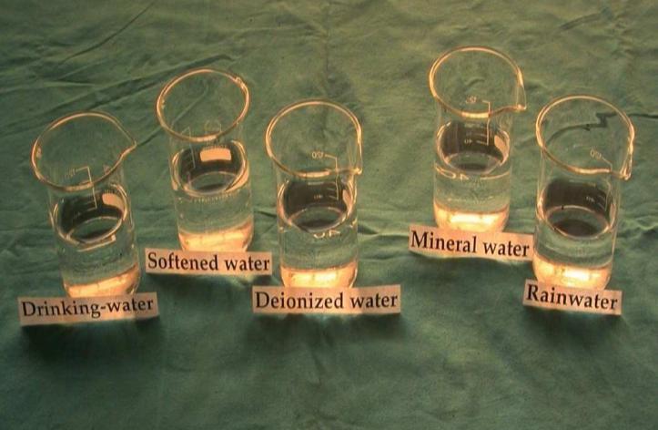 Detergente Água deionizada (DI) Água tratada (RO)